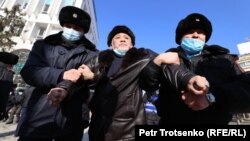 Desetine antivladinih aktivista privedeno je u najmanje tri grada tokom izbora u Kazahstanu 10. januara