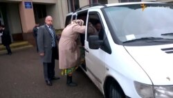 У Черкасах фіксували підвезення виборців до дільниць – спостерігачі (відео) У Черкасах фіксували підвезення виборців до дільниць – спостерігачі (відео)