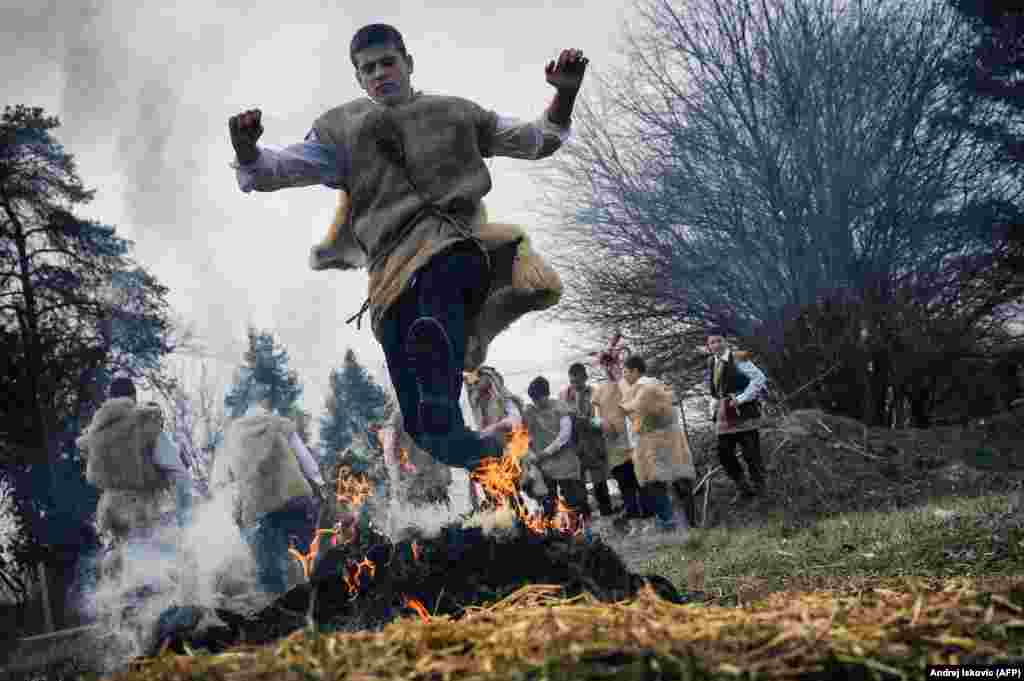 სერბეთი, 1 მარტი: ბელგრადთან ახლოს ტრადიციულ ზეიმზე ბიჭი კოცონს ახტება. ამ ამბიდან ხუთ დღეში სერბეთმა დაადასტურა, რომ ბუდაპეშტიდან ჩამოსულ პირს COVID-19 აღმოაჩნდა. 23 მარტის მონაცემებით, გარდაცვლილია ორი ადამიანი. 