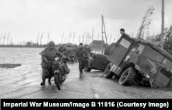 Мотоцикліст на затопленій дорозі у Голландії, листопад 1944 року