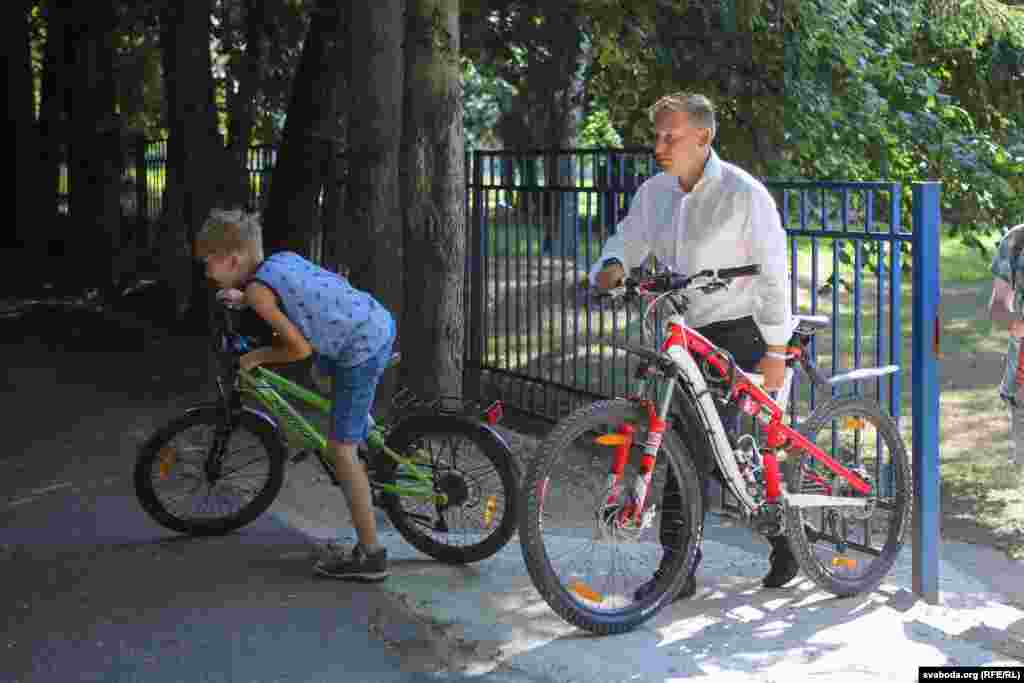 Проголосовали и оппозиционные кандидаты. Сопредседатель общественной организации "Говори правду" Андрей Дмитриев приехал на избирательный участок в селе Волковичи Дзержинского района на велосипеде с сыном и белой лентой на запястье. Заявил, что проголосовал за нового президента