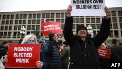 Ljudi sa natpisima "Niko nije izabrao Muska", "Ruke dalje od podataka radnika" i "Radnici protiv milijardera", na protestu protiv američkog predsjednika Donalda Trumpa i "Odjela za efikasnost učinkovitost vlade" (DOGE) Elona Muska, Washington, 5. februar 2025. 