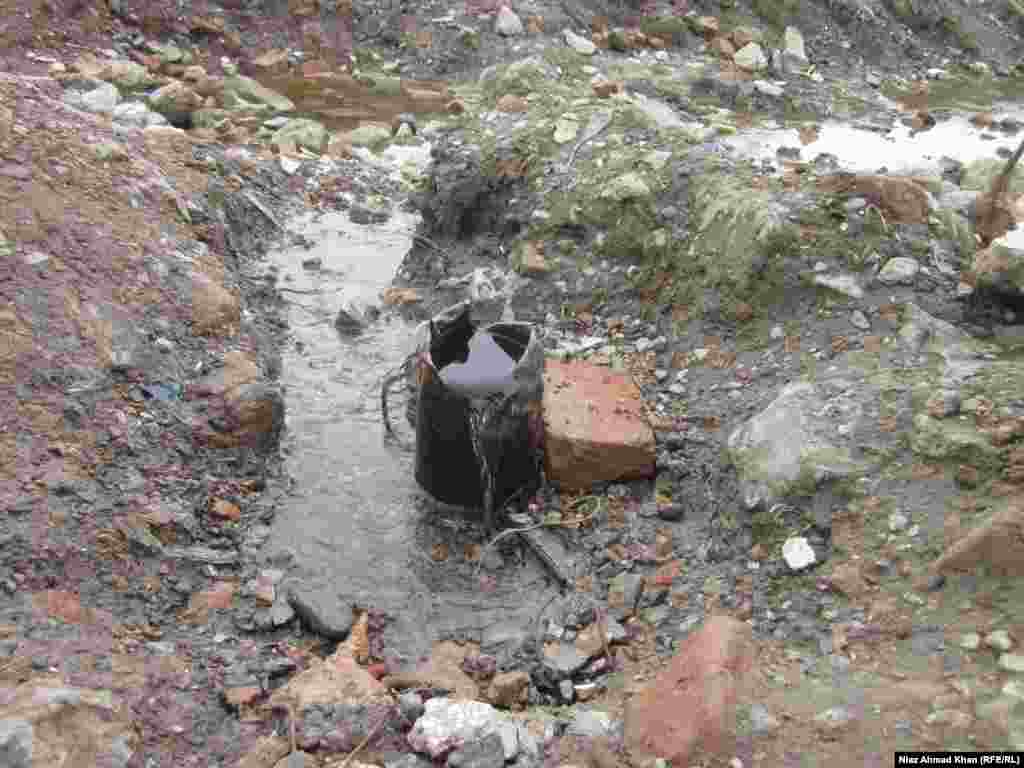 Вона тече з уламка неперекритої водогінної труби