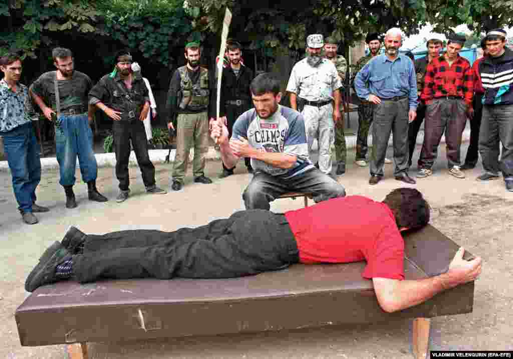 Bičevanje na ulicama Groznog, 1996. Ratno razaranje i relativna izolacija učinili su Čečeniju plodim tlo za ekstremizam, a nasilje na ulicama postalo je glavni problem. Godine 1997. ova regija usvojila je šerijatski zakon i počela provoditi javna pogubljenja.