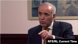 Aktivista i bivši šahovski šampion Gari Kasparov kaže da oni koji se protive Putinu nemaju mogućnost da izraze svoje mišljenje dok su u Rusiji.