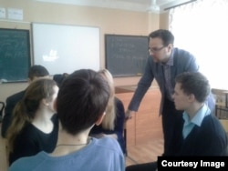 Борис Романов ведет занятие со школьниками