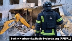 Рятувальник стоїть на місці прямого влучання в будинок у Костянтинівці, Донецька область, Україна, 22 лютого 2025 року. Фото ілюстративне