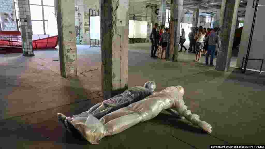 «Ми всі перебуваємо в стані жертви. Нам нав'язують (через новини), що апокаліптичний світ і завтра буде ще гірше. Жити в такому стані нестерпно. Ти капсулируєшься і вмираєш в собі. Тобою легко маніпулювати. Як зняти з себе порчу жертви? Ми дещо придумали: якщо мистецтво – це магія, то давайте візьмемо і відіграємо публічно, прямо на фестивалі, «поганий», негативний сюжет, і таким чином відведемо від себе негатив. Як тільки ти починаєш іронічно ставитися до чогось поганого, ти моментально знімаєш з себе печатку жертви, і стає легше» – Влад Троїцький