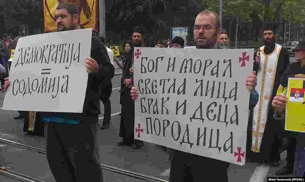 Grupa vernika je protestovala protiv Parade ponosa, tvrdeći da takav skup nije u duhu pravoslavlja. Nekoliko desetina muškaraca i žena okupilo se noseći slike srpskih svetaca i transparente "Pravoslavni hrišćani protiv javnog egzibicionizma", "Demokratija=sodomija"...