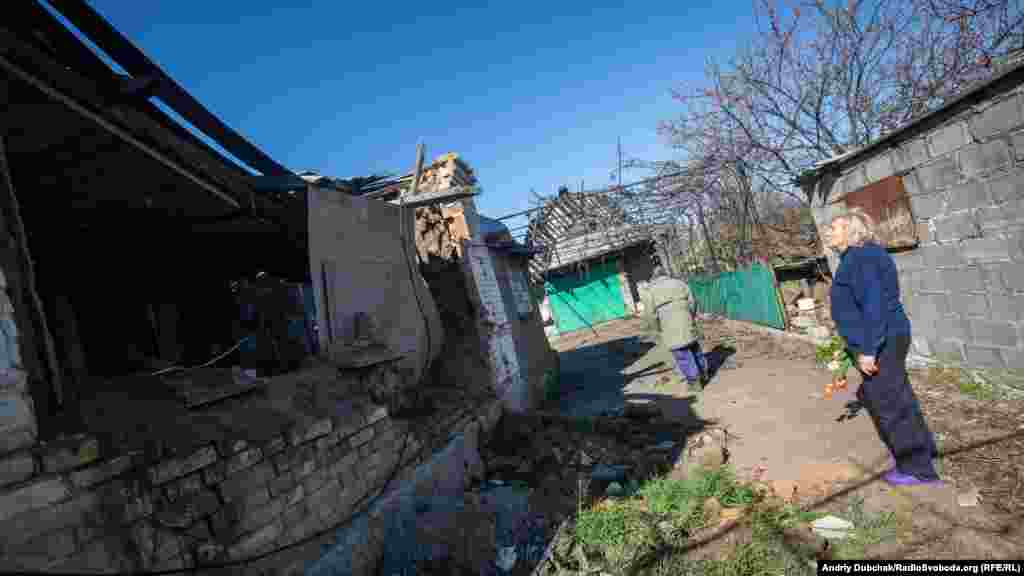 Жители села показывают уничтоженный артиллерией дом. Большинство населения Гранитного – греки, основавшие этот населенный пункт несколько сотен лет назад