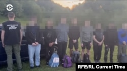 Prinși la graniță. Pentru mulți tineri ucraineni, viața liberă începe peste Tisa.