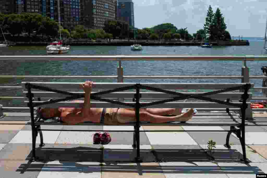 Čovjek se sunča tokom vrućeg dana u New Yorku