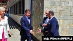 Lajčak sa Radićem i Radojevićem po dolasku u Severnu Mitrovicu