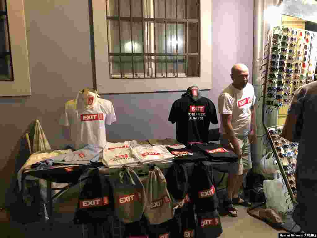 Posetioce je i ove godine dočekao veliki broj prodavaca suvenira, hrane i pića na obližnjim ulicama koje su zatvorene za saobraćaj.  