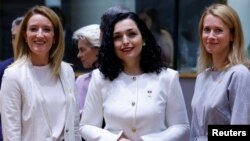 Predsjednica Evropskog parlamenta Roberta Metsola, predsjednica Kosova Vjosa Osmani-Sadriu i premijerka Estonije Kaja Kallas, Brisel, Belgija, 23. juna 2022.