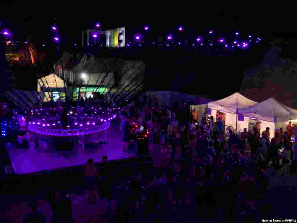 Osim nastupa uživo očekuju se i poznati predstavnici elektronske muzičke scene.  