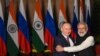 Ondijski premijer Narendra Modi (desno) pozdravlja ruskog predsjednika Vladimira Putina prije sastanka u New Delhiju, decembar 2021. 