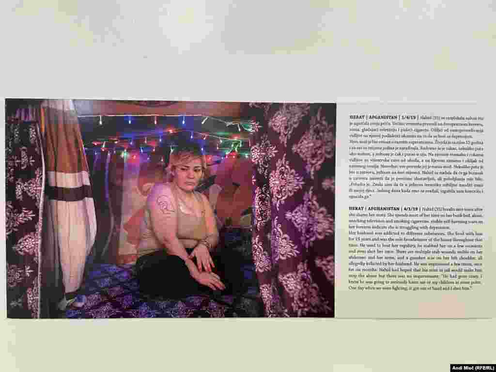 Za svoje radove Hayeri je višestruko nagrađivana. Dobitnica je nagrade National Geographic Explorer, nagrade Tim Hetherington Visionary, nagrade James Foley za izvještavanje o sukobima, te zlatne medalje Robert Capa za fotografsku seriju &quot;Gdje je zatvor vrsta slobode&quot;. Na fotografiji: Nahid (35) se rasplakala nakon što je ispričala svoju priču. Većinu vremena provodi na dvospratnom krevetu, sama, gledajući televiziju i pušeći cigarete. Ožiljci od samopovređivanja vidIjivi na njenoj podlaktici ukazuju na to da se bori sa depresijom. Njen muž je bio ovisan o raznim supstancama. Živjela je sa njim 15 godina i za sve to vrijeme jedina je zarađivaIa. Redovno ju je tukao, nekoliko puta ubo nožem, a jednom je čak i pucao na nju. Na njenom stomaku i rukama vidIjive su višestruke rane od uboda, a na lijevom rarnenu i ožiljak od vatrenog oružja. Navodno, sve povrede joj je nanio muž. Nekoliko puta je bio u zatvoru, jednom na šest mjeseci. Nahid se nadala da će ga borav