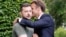 Volodimir Zelenski și Emmanuel Macron se îmbrățișează după ce au susținut o conferință de presă la Palatul Mariinski din Kiev, pe 16 iunie 2022. 