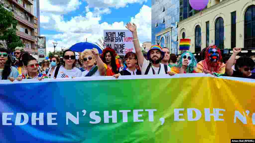 U Prištini je 9. juna održana šesta Parada ponosa pod sloganom "I u državi i u porodici", koji prema ocjenama civilnog sektora, simbolizuje trenutnu situaciju položaja te zajednice, odnosno negiranje njenog postojanja.