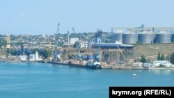 Балкер класса «река – море» грузится зерном у терминала «Авлита», Севастополь, 5 июля 2022 года