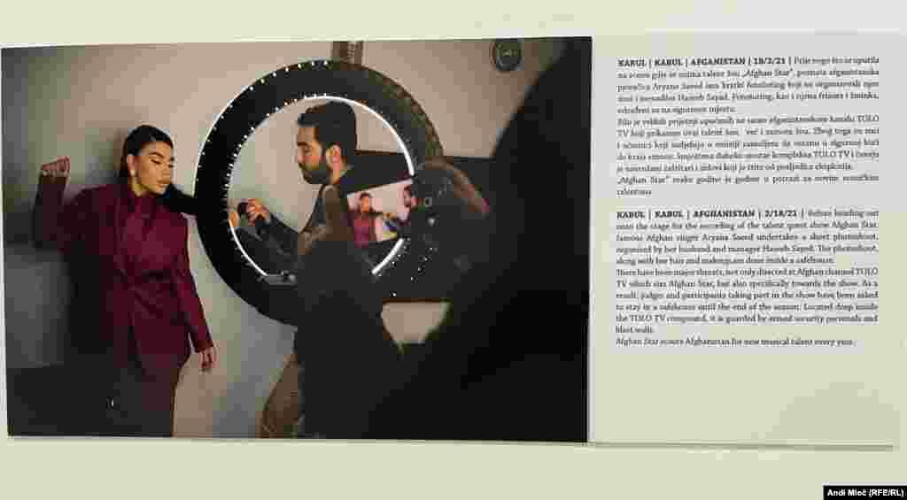 Dio izloženih fotografija prikazuje život prije konačnog pada zemlje pod talibansku vlast. Na fotografiji:&nbsp; Prije nego što se uputila na scenu gdje se snima talent šou &bdquo;Afghan Star&quot;, poznata afganistanska pjevačica Aryana Saeed ima kratki fotošuting koji su organizovali njen muž i menadžer Haseeb Sayad. Fotošuting, kao i njena frizura i šminka, odrađeni su na sigurnom mjestu. Bilo je velikih prijetnji upućenih ne samo afganistanskom kanalu TOLO TV koji prikazuje ovaj talent šou, već i samom šou. Zbog toga su suci i učesnici koji sudjeluju u emisiji zamoljeni da ostanu u sigurnoj kući do kraja sezone. Kuća je smještena duboko unutar kompleksa TOLO TV i čuvaju je naoružani zaštitari i zidovi koji je štite od posljedica eksplozija. &bdquo;Afghan Star&quot; je svake godine u potrazi za novim muzičkim talentima. (18.2.2021. Kabul, Afganistan) &nbsp;