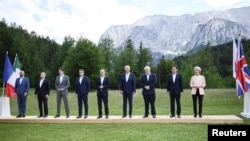 Lideri G7 poziraju za fotografiju tokom samita u bavarskom dvorcu Schloss Elmau, u blizini Garmisch-Partenkirchena, Njemačka, 26. juna 2022.