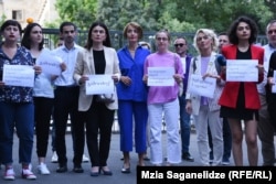 მედიის და არასამთავრობო ორგანიზაციების წარმომადგენლები აქციას მართავენ პროკურატურასთან ეფექტიანი გამოძიების მოთხოვნით. 5 ივლისი, 2022 წელი