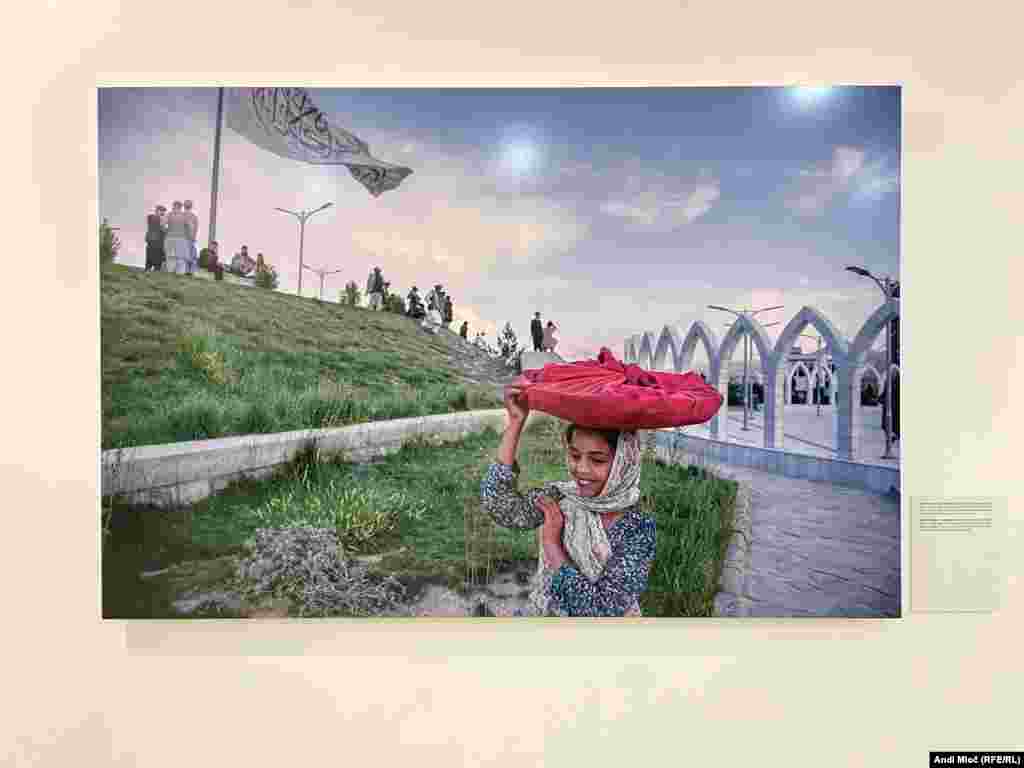 Jedina ženska osoba na brdu Wazir Akbar Khan bila je 12-godišnja Nazila koja je posjetiteljima parka, uglavnom talibanskim borcima prodavala bolani (afganistansko jelo od prženog hljeba punjenog krompirom ili prasom). (20.5.2022. Kabul, Afganistan) &nbsp;