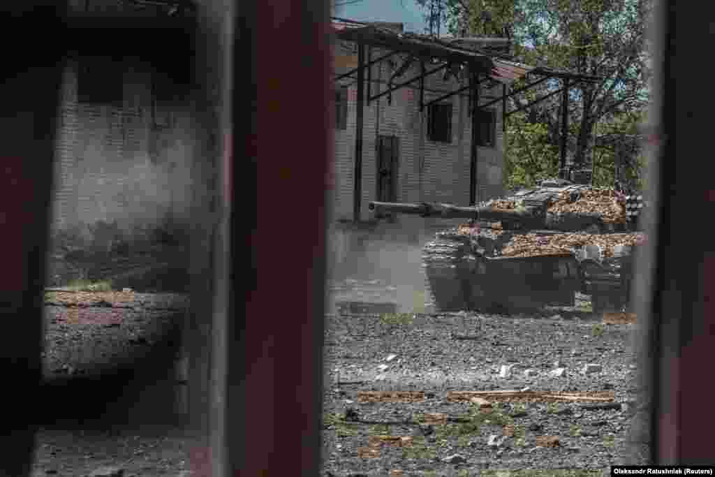 Ukrajinski tenk kreće na poziciju u industrijskoj zoni Severodonjecka. Ruske snage nastavljaju da bombarduju Donbas, pokušavajući da savladaju poslednja utočišta ukrajinskog otpora u opkoljenim gradovima Lisičansku i Severodonjecku.