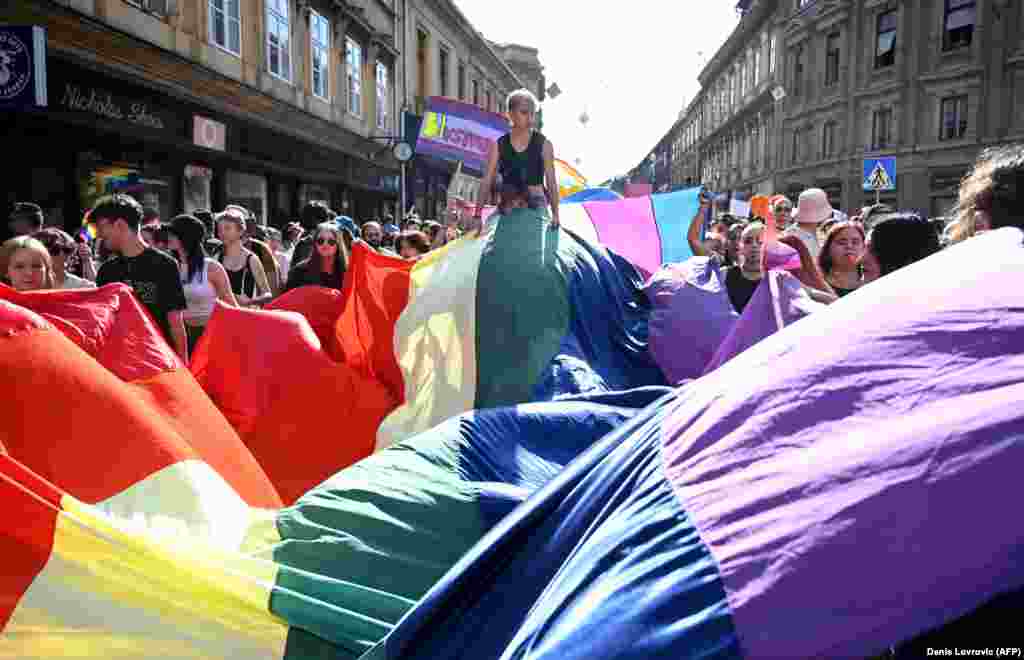 Ovo je mjesec u kom se održava najviše Povorki ponosa, kako u svijetu tako i na Balkanu. Između 10 i 12.000 pripadnika LGBTIQ+ zajednice bilo je na Zagreb Prideu. "Zahtijevamo od grada da prepozna LGBTIQ+ zajednicu kao neodvojivi dio društvenog i kulturnog života Zagreba te da osigura uvjete za osnutak i izgradnju LGBTIQ+ centra", traže oraganizatori povorke u Zagrebu.