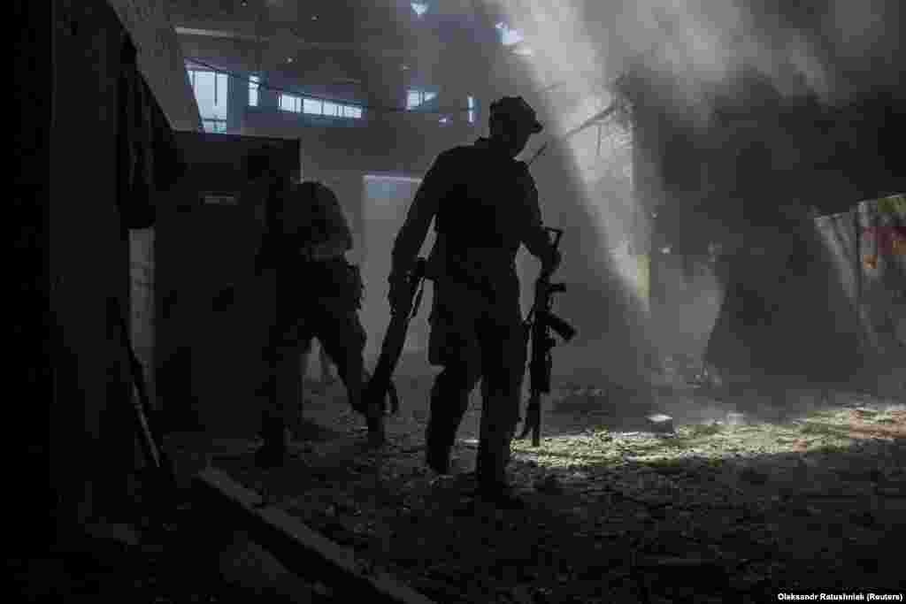 S obzirom da ruske snage kontrolišu veći deo Severodonjecka, stotine civila koji su, tokom intenzivnih borbi, potražili utočište u hemijskoj fabrici Azot ne mogu da je napuste. &quot;Evakuacija je moguća, ako postoji dogovor na najvišem nivou, ako postoji prekid vatre i jasno definisana ruta&quot;, rekao je regionalni guverner Luganska Sergej Hejdej.