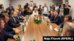 Lajčak sa gradonačelnicima; s leva na desno gradonačelnik Leposavića Zoran Todić, Zvečana Dragiša Milović, Severne Mitrovice Milan Radojević, lider Srpske liste Goran Rakić, Adrijana Hodžić, zamenica gradonačelnika Severne Mitrovice i gradonačelnik Zubinog Potoka Srđan Vulović