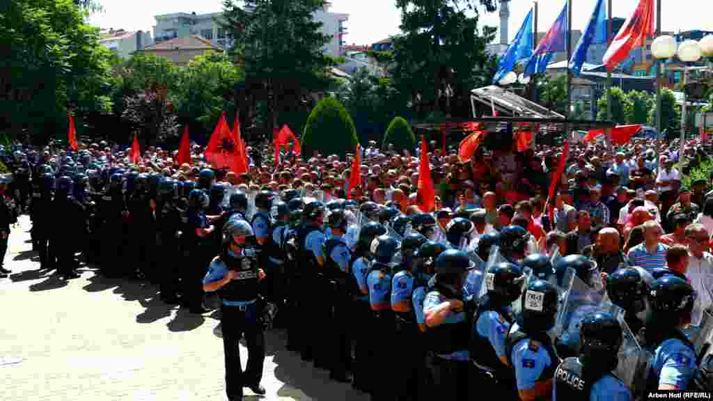 Veterani OVK ispred Skupštine Kosova u Prištini, 16. juna