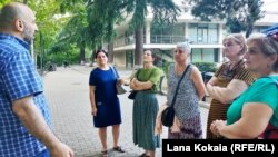 21 ივნისს თბილისში ბინის მომლოდინე დევნილები თავიანთ პრობლემებზე სასაუბროდ ვერის ბაღში შეიკრიბნენ.