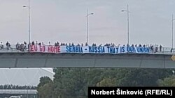 Transparent sa porukom Evropskoj uniji da "ide kući", te da su Srbija i Rusija "naša unija", razvijen je na jednom od glavnih mostova u Novom Sadu 7. jula 2022, na dan početka muzičkog festivala Exit.