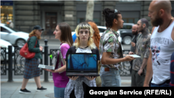 კვირაში ორჯერ, სამი საათით, ვეგანი აქტივისტები თბილისის ცენტრში იკრიბებიან