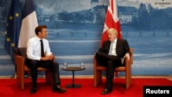 Francuski predsjednik Emanuel Makron (L) i britanski premijer Boris Džonson na sastanku na marginama G7 samita, dvorac Elmau, Njemačka, 26. juni 2022.