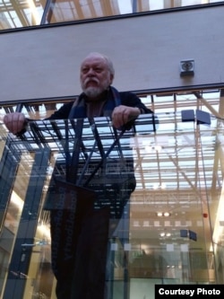 Игорь Померанцев на радио. Фото Ив. Толстого.