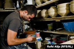 Dušani kaže da je zanat izrade glinenih posuda nasledio od svoje porodice.