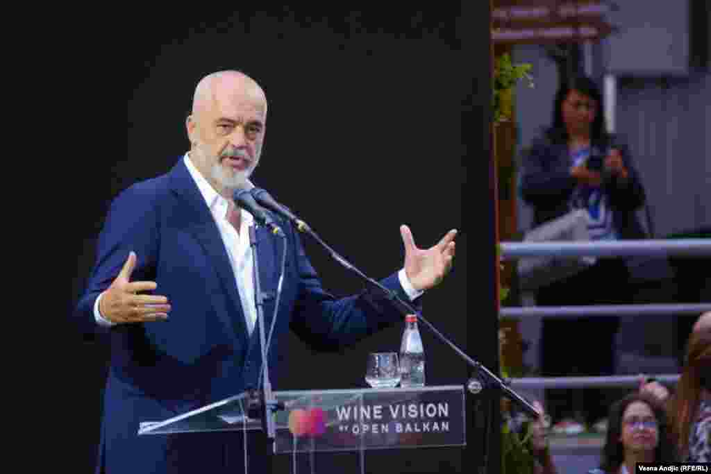 "Namera nam je da ovaj sajam organizujemo na godišnjem nivou i da ga selimo iz jednog glavnog grada u drugi, ali da podstičemo i mnoge druge da budu deo našeg sajma", poručio je premijer Albanije Edi Rama.