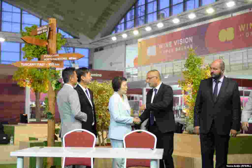 Na marginama sajma, ministar poljoprivrede Srbije Branislav Nedimović i ambasadorka Kine Čen Bo su potpisali sporazum o izvozu vina iz Srbije u Kinu.