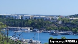 Наразі у Південній бухті Севастополя причали, біля яких зазвичай стоять підводні човни, порожні