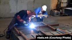 Lak pristup tržištu rada preko 'Otvorenog Balkana' nije samo za ove deficitarne profesije, već ga mogu koristiti svi koji žele da se zaposle u privatnom sektoru. (Ilustrativna fotografija iz jedne od makedonskih fabrika, 2022. godina)