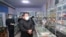 Ким Чен Ын в маске инспектирует одну из аптек в Пхеньяне. 15 мая 2022 года