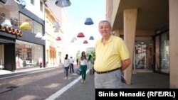 "Kad neko hoće nešto da uzme, ono što mu treba, može mu (100 maraka) dobro pomoći, nije to problem potrošiti", kaže Dušan Stegić (82), penzionisani profesor iz Banjaluke.