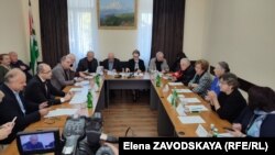 სოხუმი. 2022 წ. 15 ნოებმერი. სამოქალაქო სექტორისა და აფხაზეთის დე ფაქტო რესპუბლიკის მთავრობის წარმომადგენელთა შეხვედრა