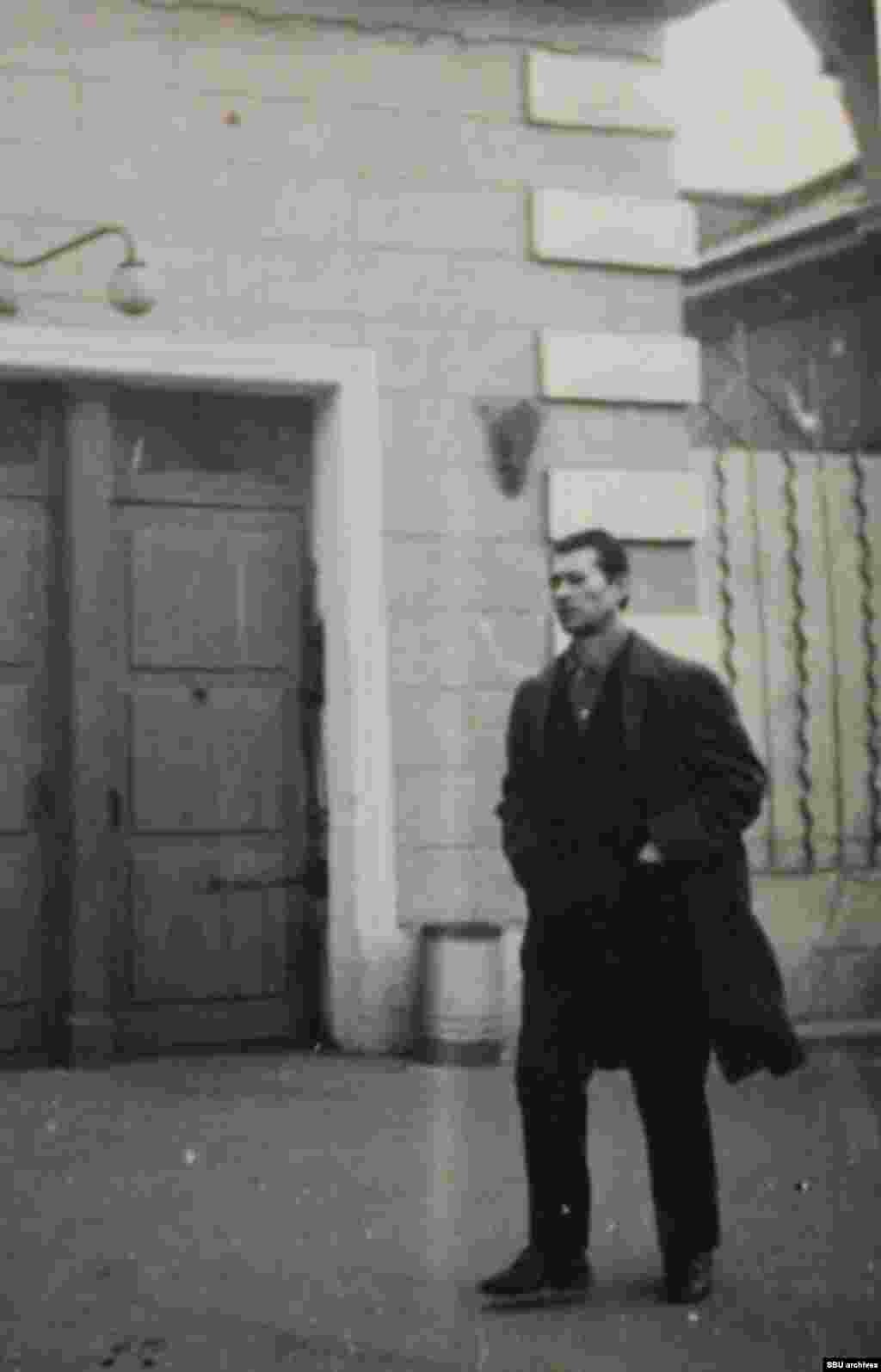 Пушкар біля будівлі «Арсеналу-2». Фото КДБ, зроблене прихованою камерою. З оперативної справи 