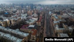 Київська міська державна адміністрація повідомила 30 вересня, що на вулиці Олександра Довженка під час робіт з реконструкції Дегтярівського шляхопроводу обвалилися балки