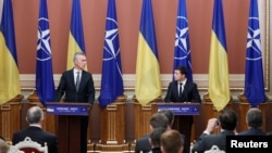 Predsjednik Ukrajine Volodimir Zelenski (desno) i generalni sekretar NATO saveza Jens Stoltenberg na zajedničkoj konferenciji za medije u Kijevu, oktobar 2019. 